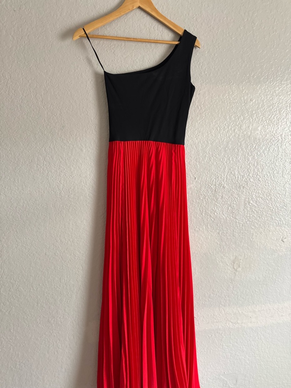 Alexis two-tone one-shoulder pleated maxi dress - Picture 4 of 4